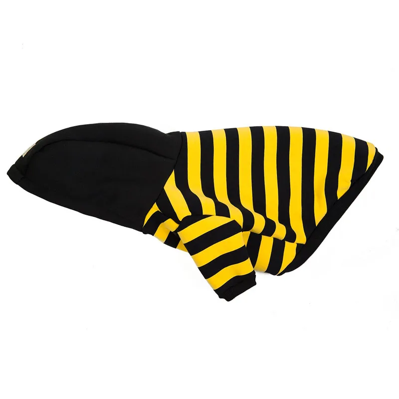 Sudadera a rayas para perro doblada mostrando el interior suave