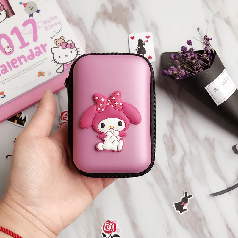 Una persona que sostiene una billetera de Hello Kitty