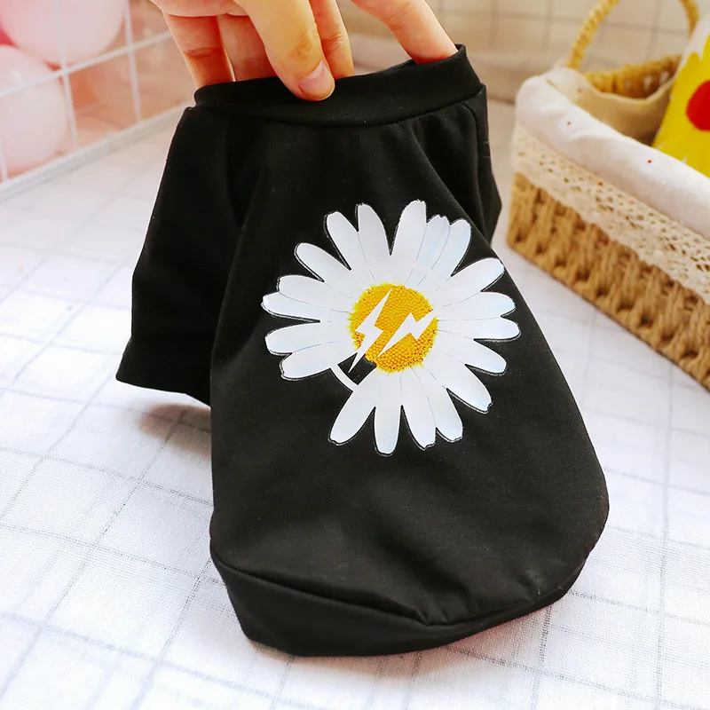 Detalle del cuello y el tejido suave de la camiseta para gatos