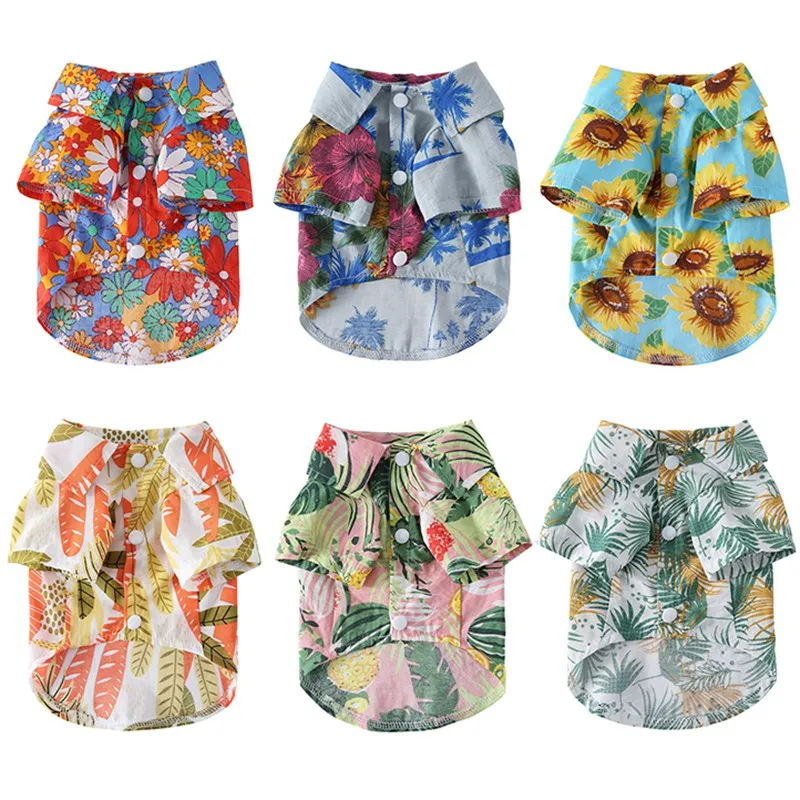 Vista frontal de la camisa hawaiana para perros sobre fondo neutro