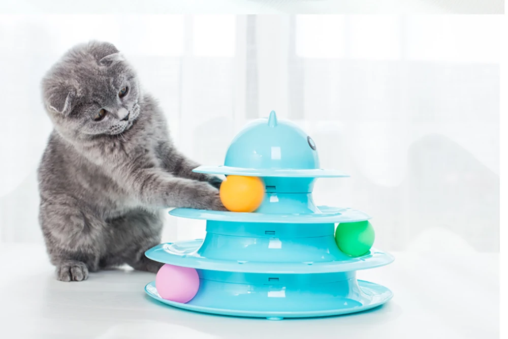 Torre de juguete para gatos vista en detalle desde un lateral