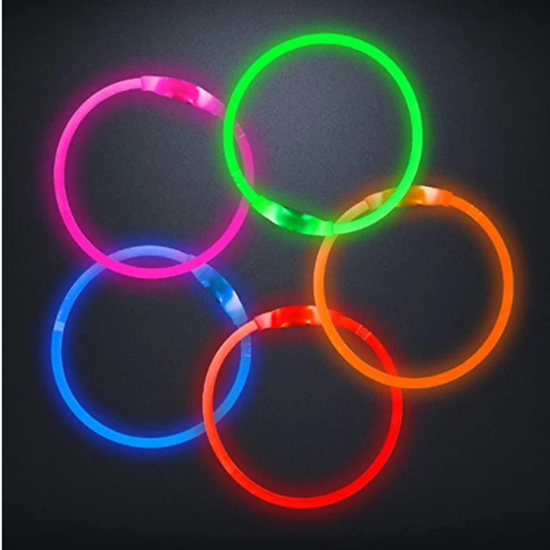 Perro corriendo con collar tipo tubo LED