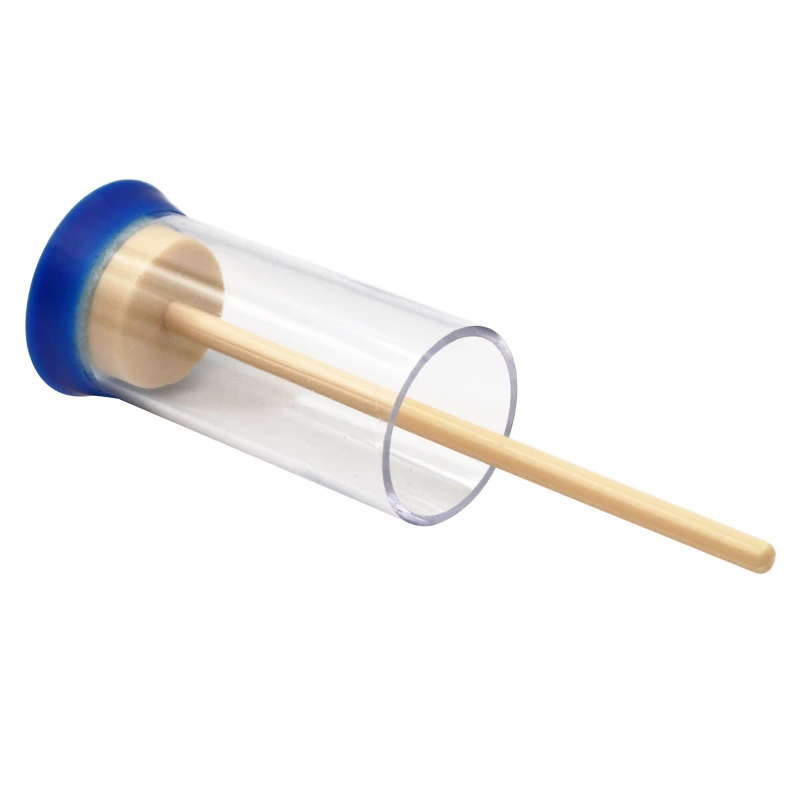 Un palo de madera está dentro de un tubo de plástico transparente