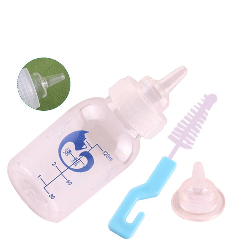 Un biberón con algunas partes diferentes. Está el cuerpo principal de la botella, que tiene una etiqueta o diseño azul y una escala de medición que indica el volumen en mililitros. El biberón tiene un tapón de rosca con una pequeña abertura, que probablemente sea la tetina para alimentarlo.