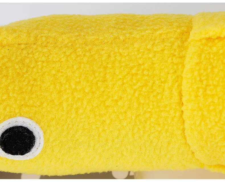 Juguete de peluche para perros interactivo en uso