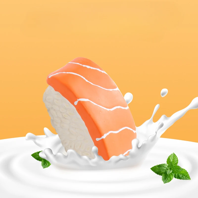 Un pedazo de pastel con glaseado blanco y una hoja verde en la parte superior