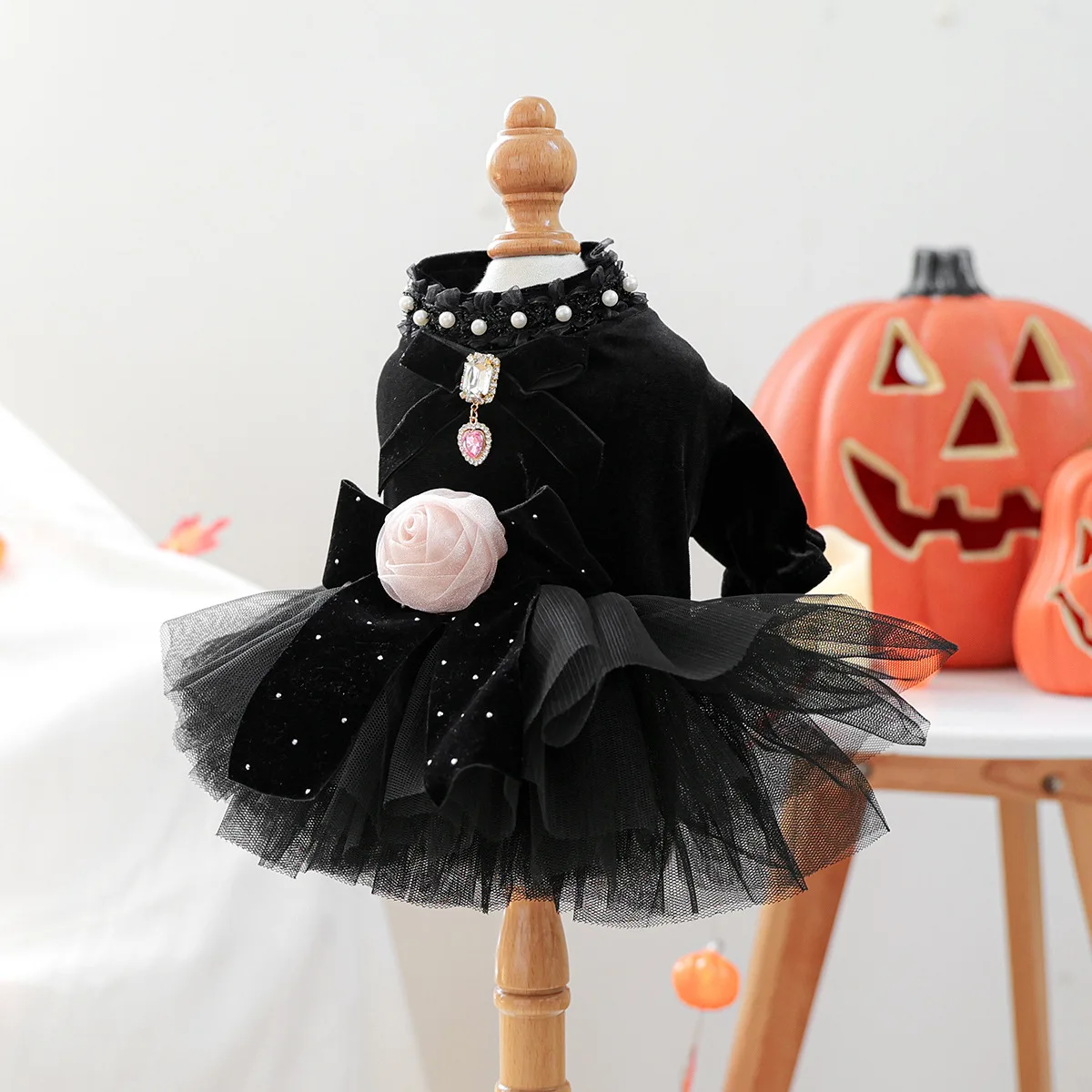 Vestido de terciopelo negro de Halloween para perros, vestido negro para mascotas con lazo y rosa, falda de tul para perros, falda tutú para mascotas, ropa para perros, ropa de fiesta para mascotas - imagen 3