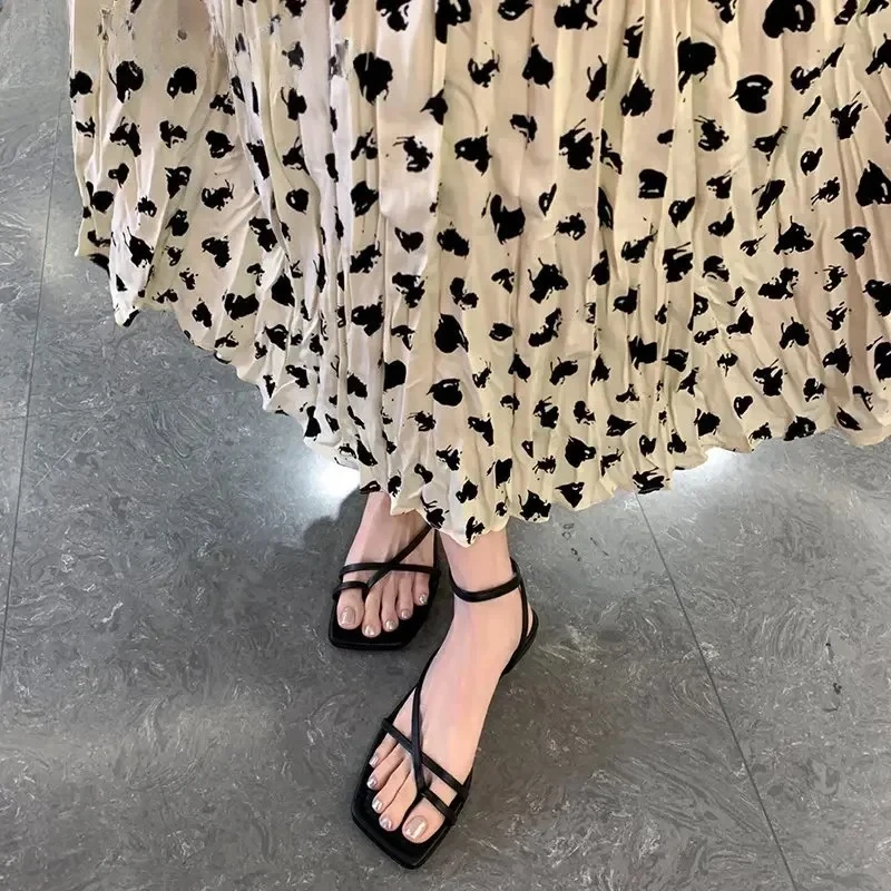 Sandalias de verano para mujer: planas, punta abierta y tira estrecha - imagen 3