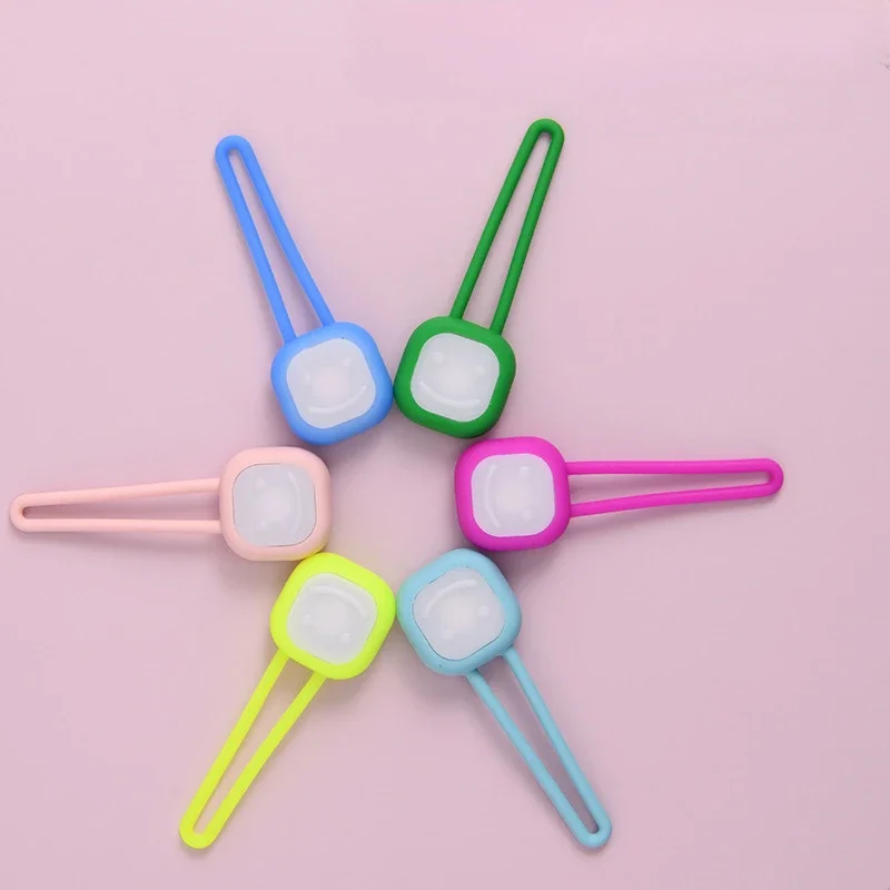 Colgante luminoso LED para mascotas, luz para caminar de silicona para perros, luz de viaje nocturna antipérdida, suministros para etiquetas de perros, 1 ud. - imagen 3