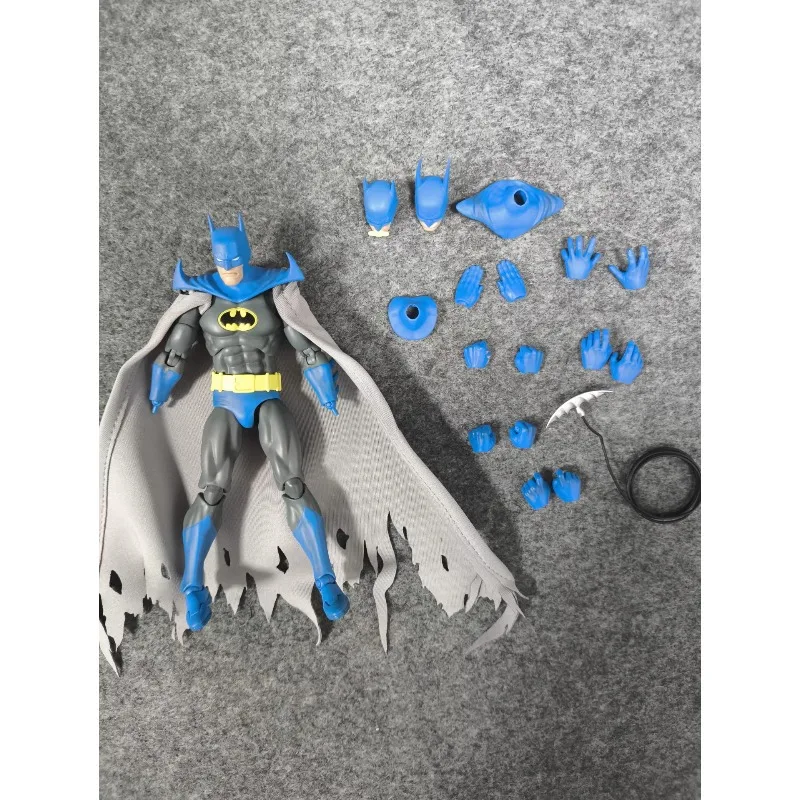 En STOCK, figuras originales de Anime Mafex, figura de Batman, figura de acción de Bruce Wayne, estatua coleccionable para niño, decoración de escritorio, regalo ornamental - imagen 4