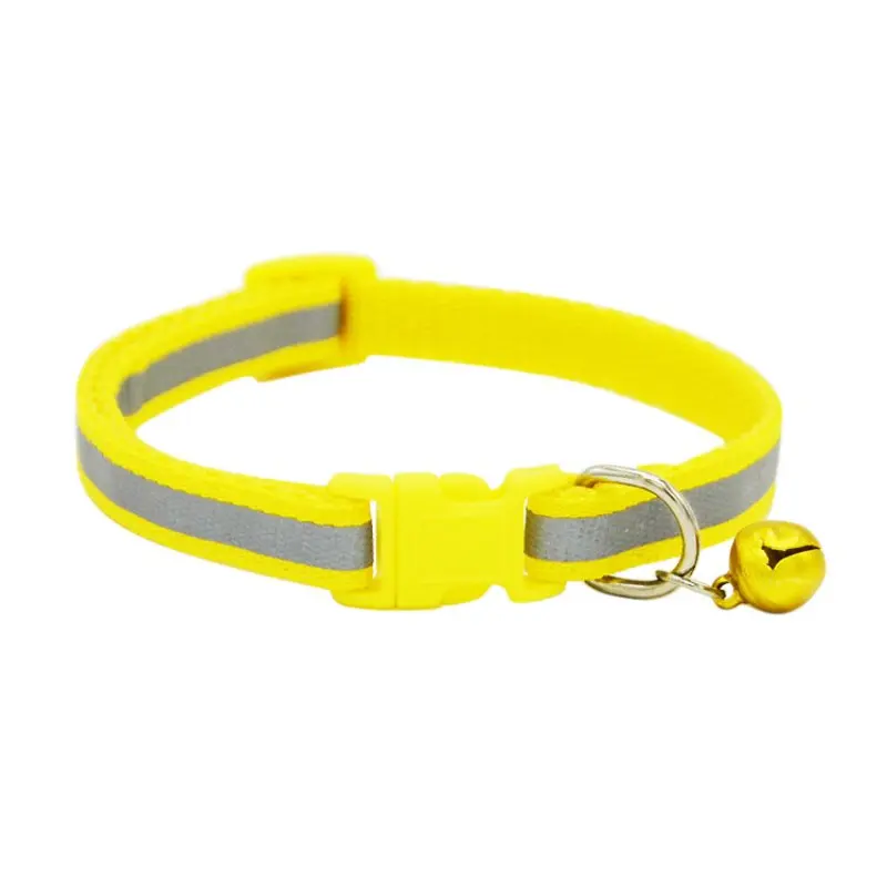 Un collar de perro amarillo y gris con un reloj