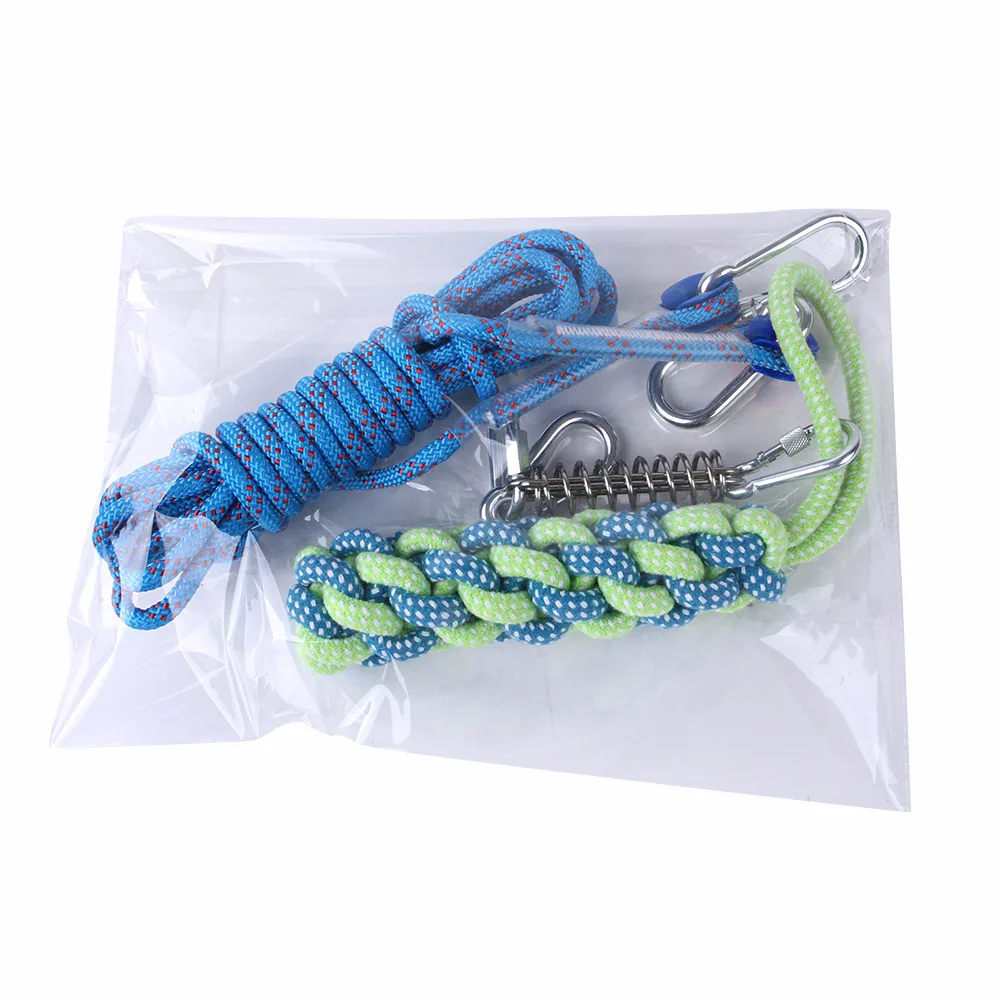 Una cuerda azul y verde está en una bolsa