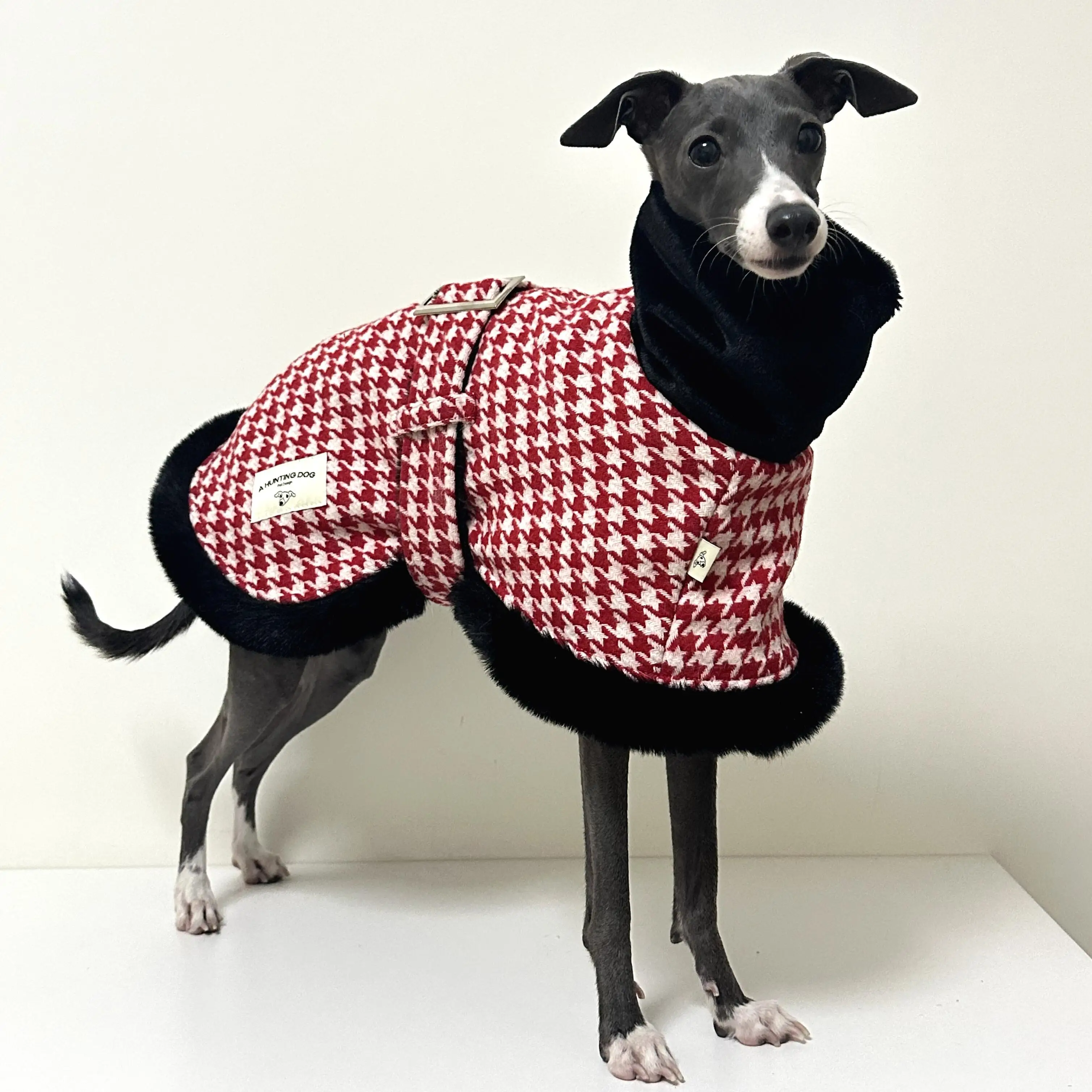 Ropa de lujo para perro Galgo, vestido a cuadros rojo de cuello alto para perros grandes, chaqueta cálida a prueba de viento para perro femenino en invierno, nuevo estilo