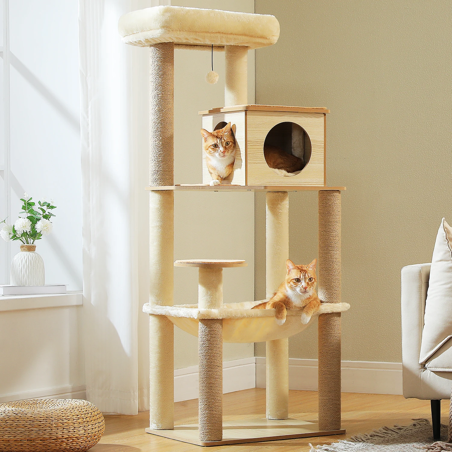 Condominio y plataformas del árbol para gatos