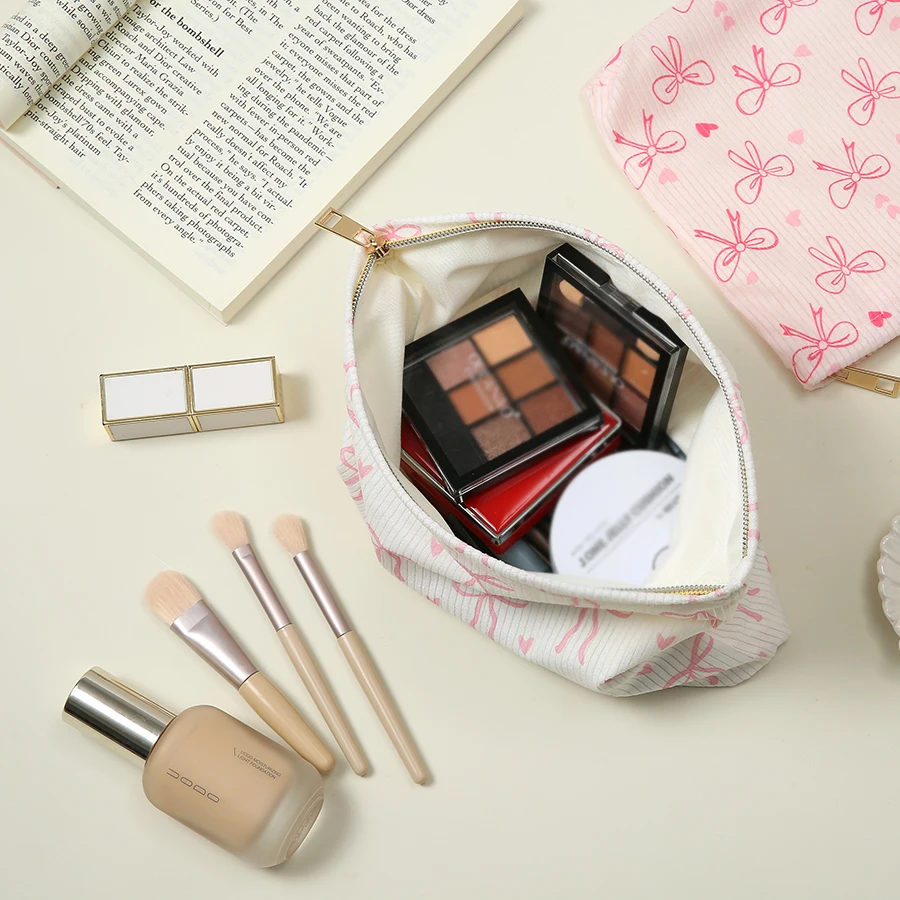Bolsa de cosméticos con diseño de cereza y lazo, organizador de maquillaje con cremallera de pana, bolsa de almacenamiento de cosméticos dulce de viaje ligera para mujer