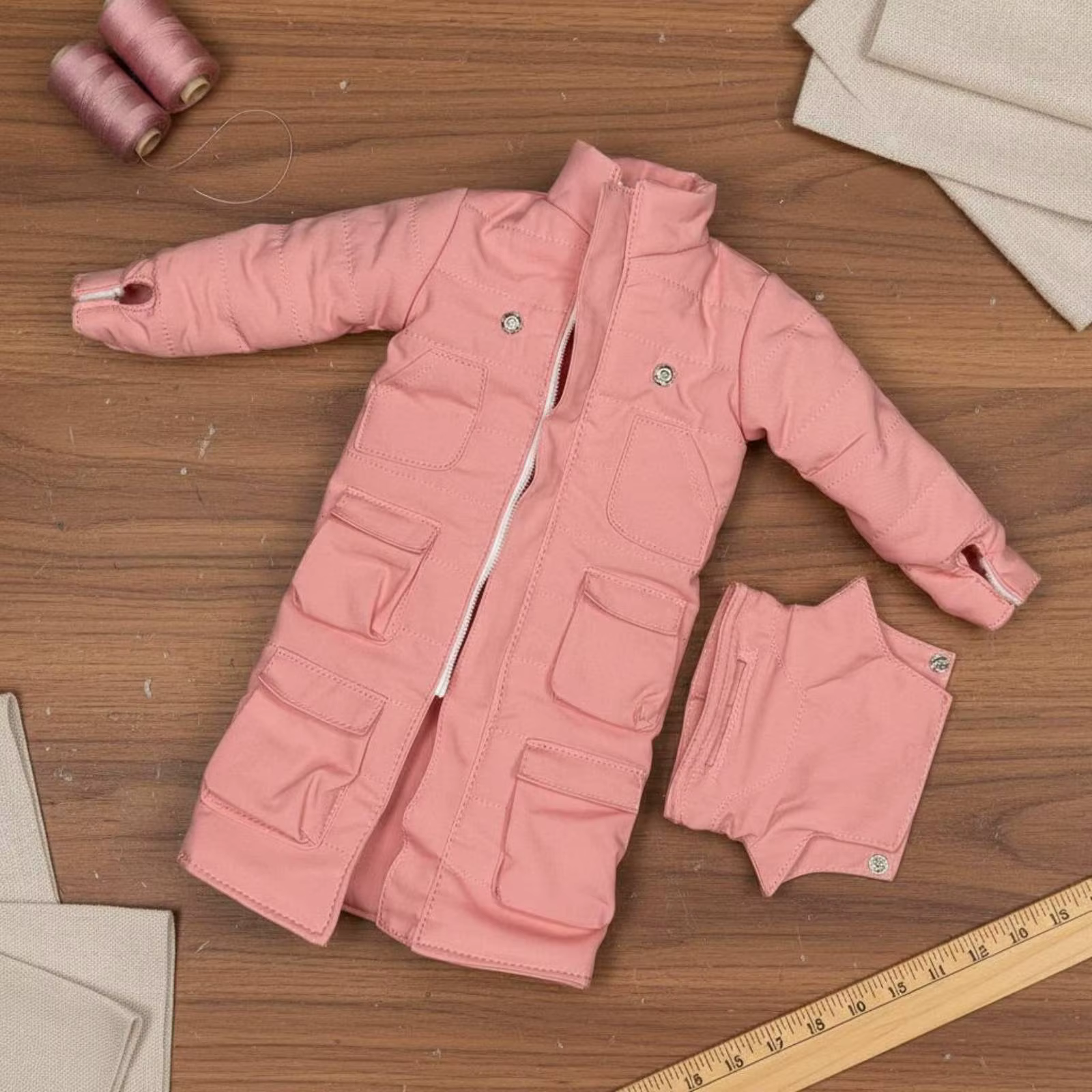 Chaqueta acolchada en miniatura para figuras de colección – Multiple herramientAS - imagen 3