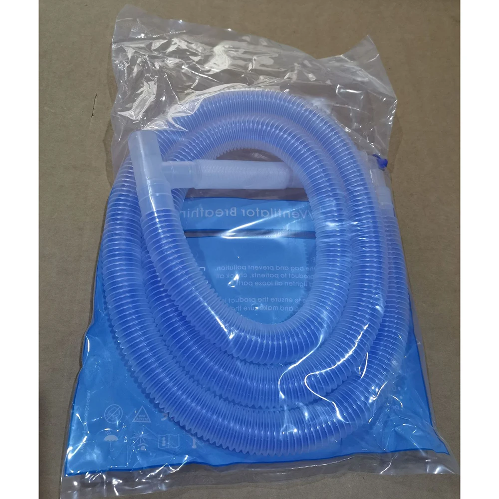 Una manguera azul en una bolsa de plástico con las palabras medianas y cepillo de dientes