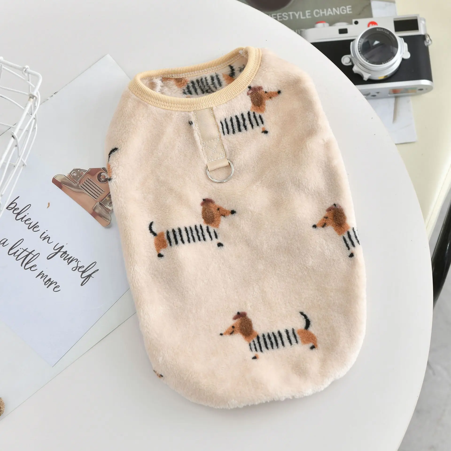 Chaleco de felpa para mascotas de otoño e invierno, chaleco estampado de dos pies, ropa mediana para cachorros, ropa para perros pequeños - imagen 4