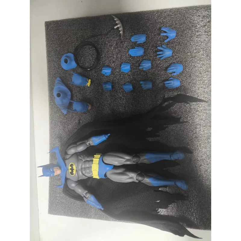 En STOCK, figuras originales de Anime Mafex, figura de Batman, figura de acción de Bruce Wayne, estatua coleccionable para niño, decoración de escritorio, regalo ornamental - imagen 5