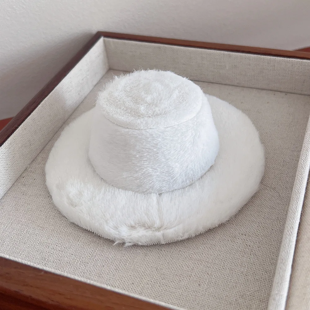 Gorro de felpa rosa para perros pequeños, vista lateral