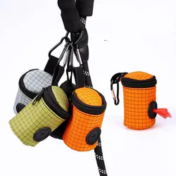 Dispensador portátil colgable de bolsas para excrementos de perro