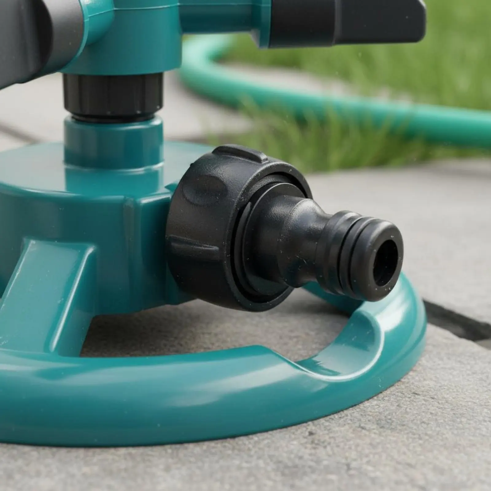 Aspersor rotatorio para refrescar a tu perro en el jardín