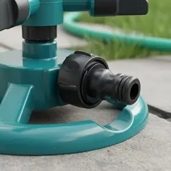 Aspersor rotatorio para refrescar a tu perro en el jardín