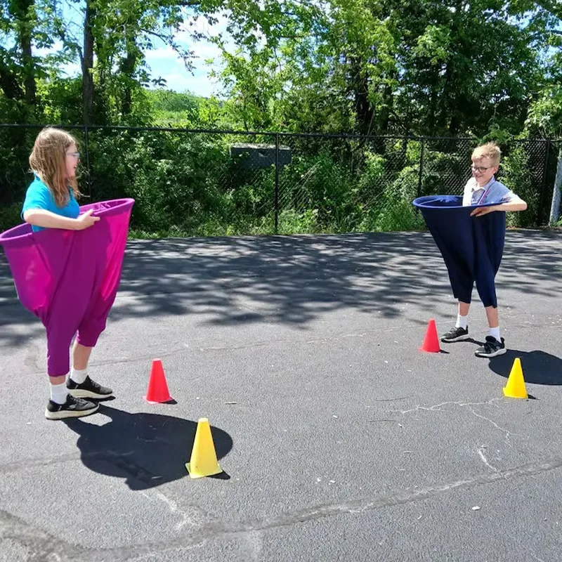 ¡Juego de fiesta Rush Yard de Granny Pants! ¡El último juego de fiesta en el patio trasero! Juegos divertidos, juego de lanzamiento para padres e hijos, accesorios y juguetes - imagen 4