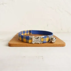 Collar gato personalizado cuadros amarillo azul con campana y placa