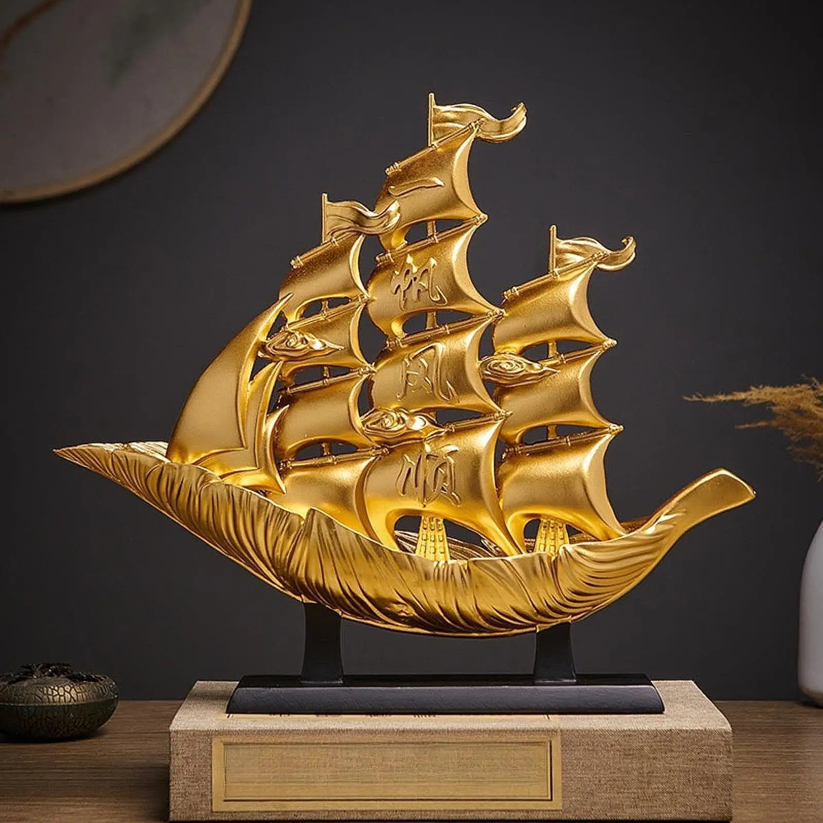 Sailing Boat Decor Artwork Bookshelf Anniversary Gift Sculpture Table Centerpiece Collectible Crafts Ornament Ship Model Decor