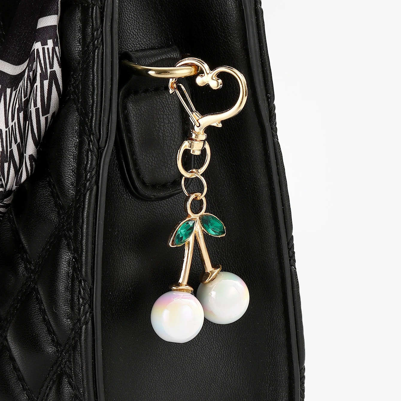 Vibrant Cherry Charm Keychain - Sparkling Resin & Alloy Accessory with Clip for Bags, Purses, and Backpacks - Stylish - imagen 5