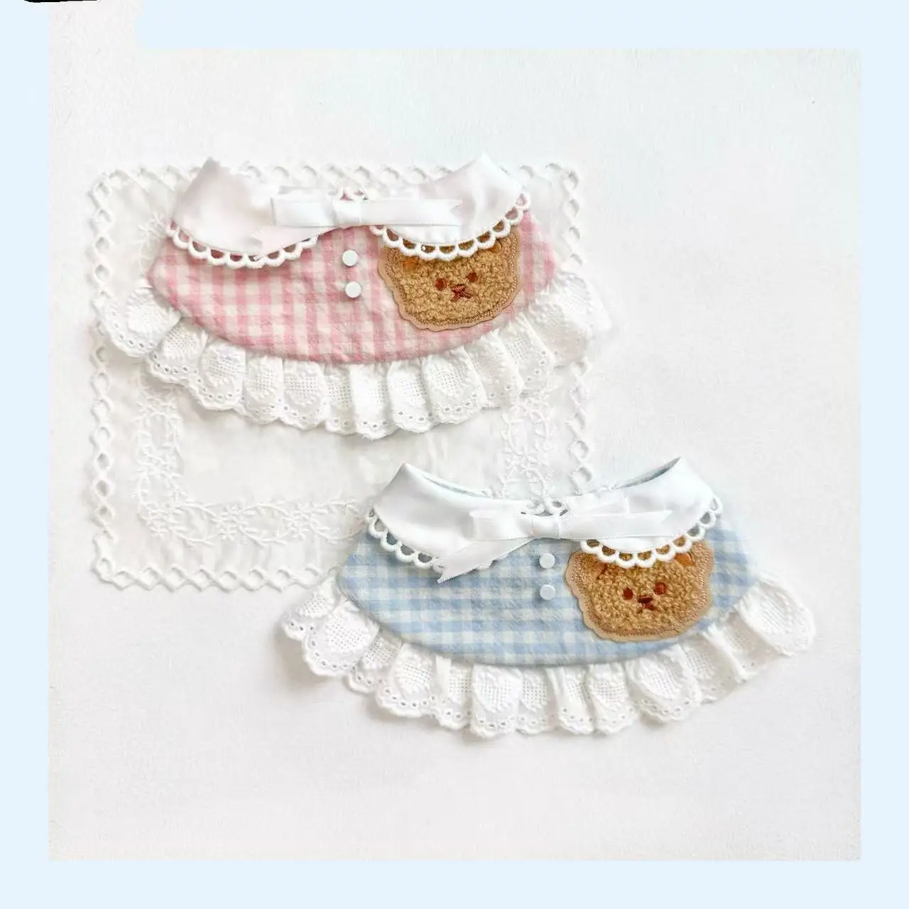 Pet Otoño Invierno a cuadros lindo babero mascota encaje oso de peluche babero toalla bufanda hecha a mano decoración Collar accesorios para perros pequeños