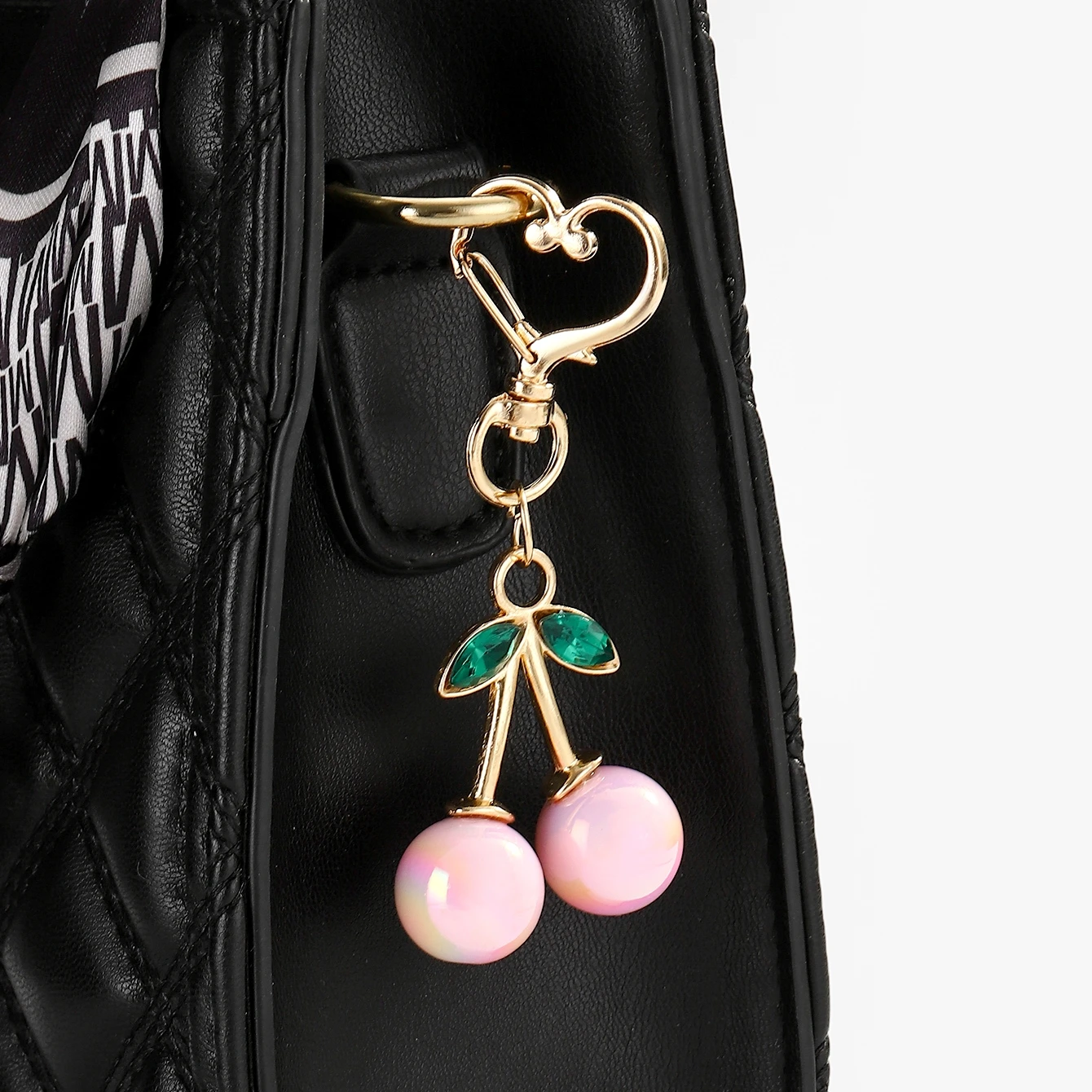 Vibrant Cherry Charm Keychain - Sparkling Resin & Alloy Accessory with Clip for Bags, Purses, and Backpacks - Stylish - imagen 4