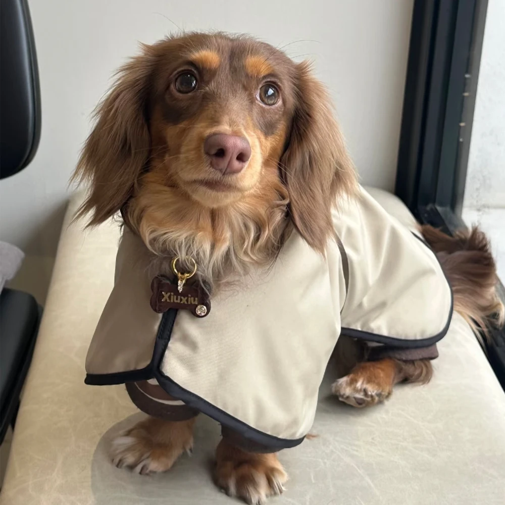 Chaqueta de capa blanca de moda para perros salchicha abrigo elegante impermeable a prueba de viento para perros pequeños medios Wiener Badger