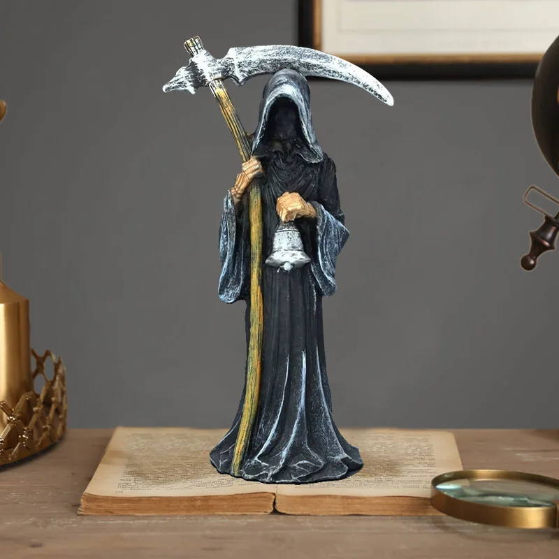 Una estatua de un esqueleto que tiene una guadaña está sobre una mesa