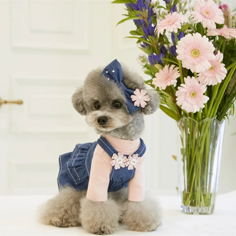 Vestido vaquero de primavera para mascotas, bonito chaleco con botones de flores, diadema con lazo para perro, ropa para perros pequeños - imagen 2