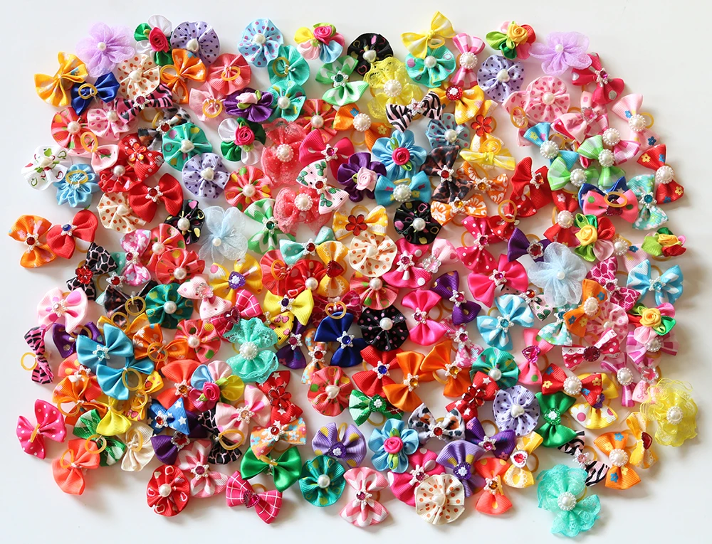 Primer plano de lazo para perro con perlas y diamantes de imitación