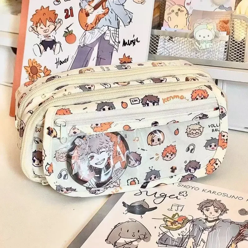 Estuche Haikyuu!! junto a útiles escolares