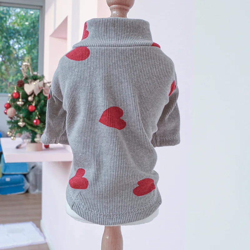 Perro usando ropa para perros sudadera capucha