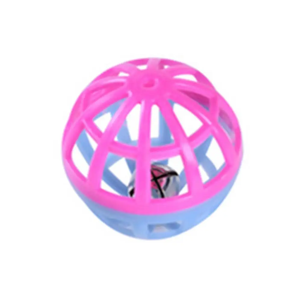 Un juguete rosa y azul con un centro negro