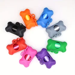 Dispensador de bolsas para perros en forma de hueso durante paseos