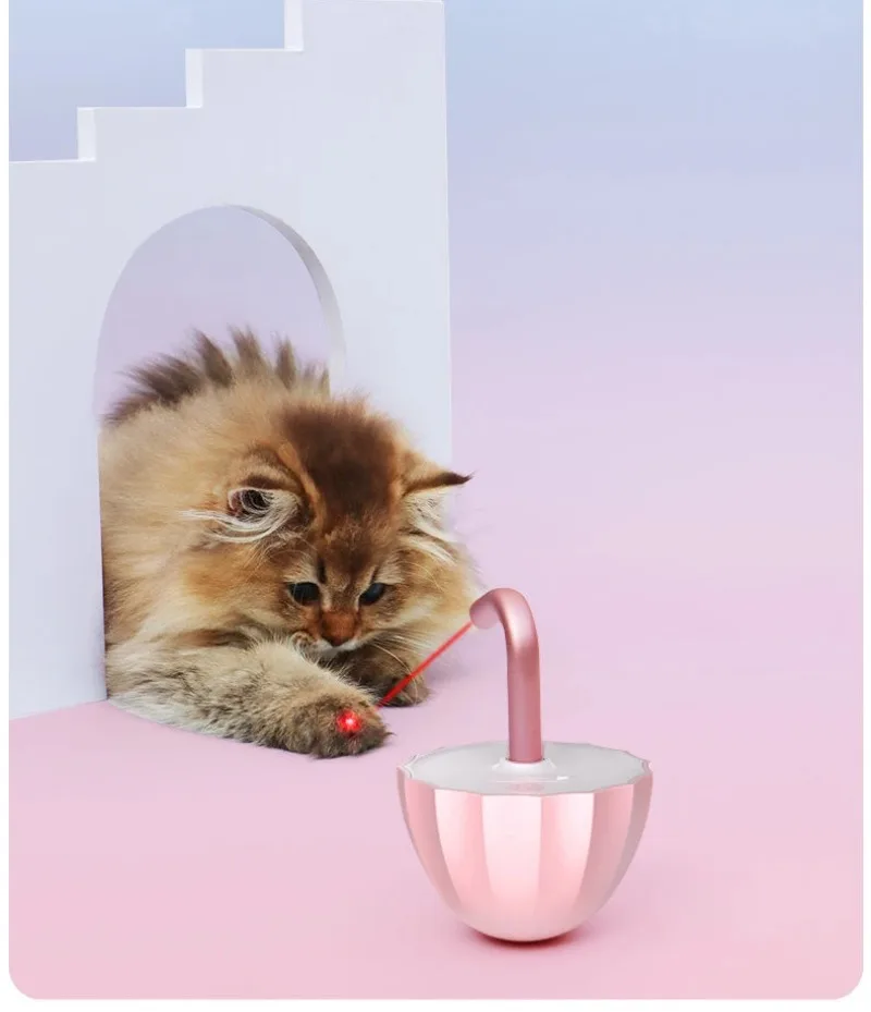 Un gato jugando con un juguete rosa