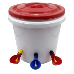Bebedero automático con pezones para pollos de corral