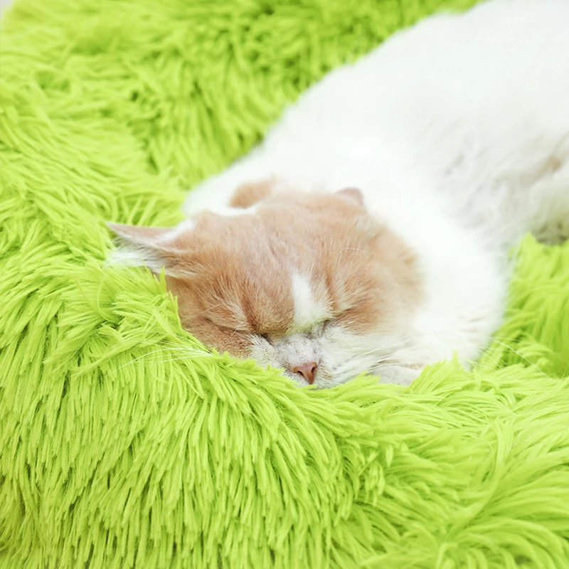 Cama redonda y esponjosa para mascotas, cojín de felpa suave y calmante, forma triangular, autocalentable, para interiores - imagen 3