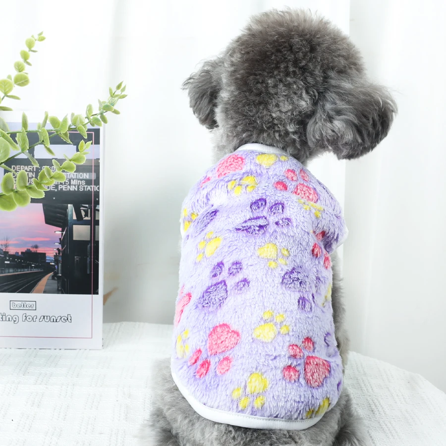 Los chalecos de franela para mascotas con estampados multicolores son fáciles de combinar y son imprescindibles tanto para viajar a casa.