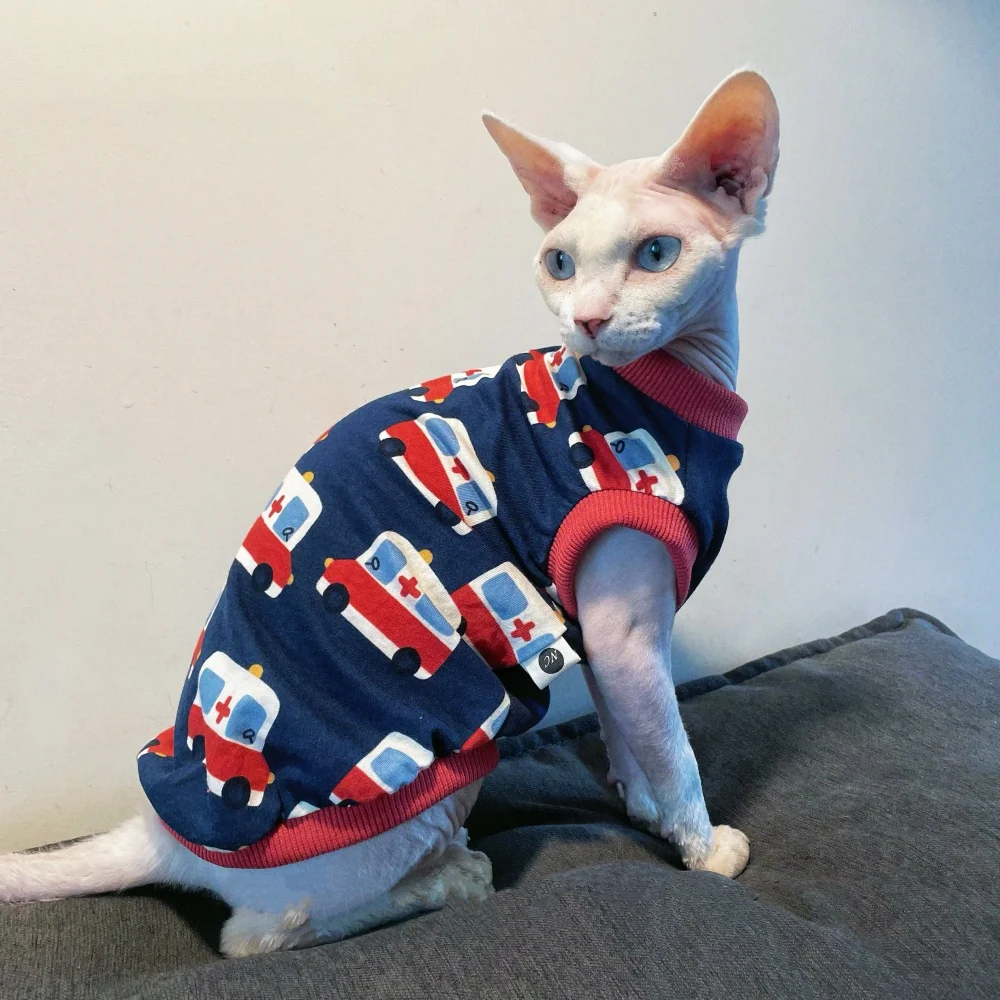 Camiseta de tela de algodón azul y rojo para bebé Gato Sphynx en primavera Lindo abrigo de estampado de coche de ambulancia de dibujos animados Chaleco de verano suave para gatitos - imagen 2