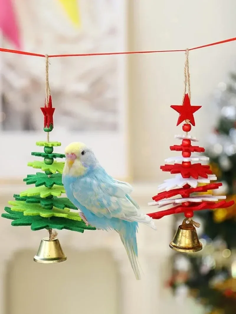 Un loro azul se posa sobre un adorno de árbol verde