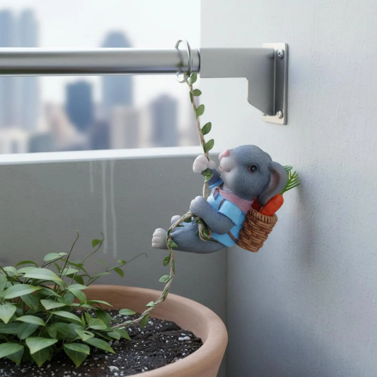 Figura de jardín conejo trepador en resina, resistente a la intemperie