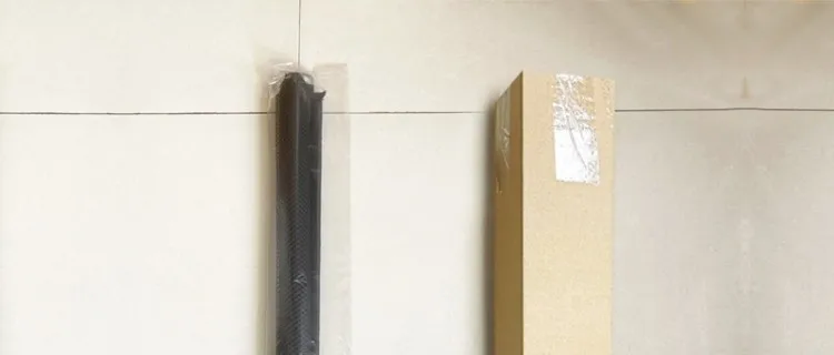 Valla retráctil instalada en marco de puerta