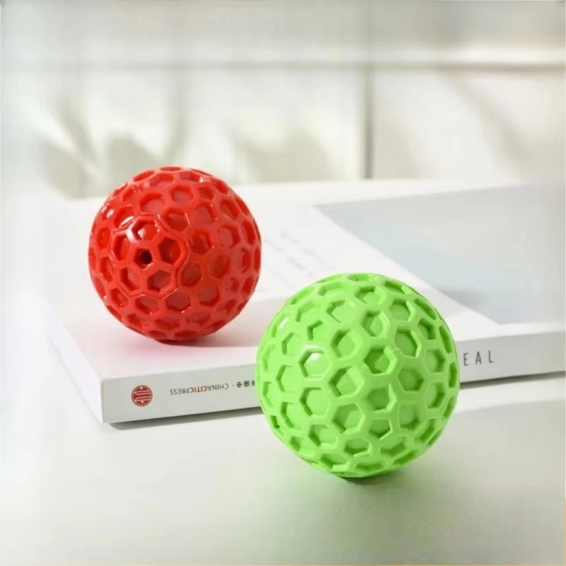 2 uds juguetes indestructibles para perros chirriantes, bolas interactivas para perros, pelota de goma Natural para cachorros, juguetes para masticar para perros, Color aleatorio - imagen 2